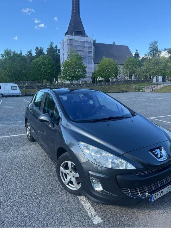 Grå Begagnad 2009 Peugeot 308 Halvkombi | 38 000 kr (Marknadspris) - Bild 1/4