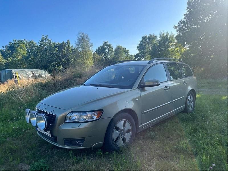Grön Begagnad 2009 Volvo V50 Momentum Kombi | 15 000 kr (Superpris) - Bild 1/4