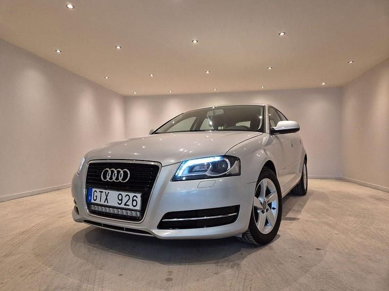 Silver Begagnad 2010 Audi A3 Sportback Attraction Halvkombi | 109 900 kr (Dyr) - Bild 1/4