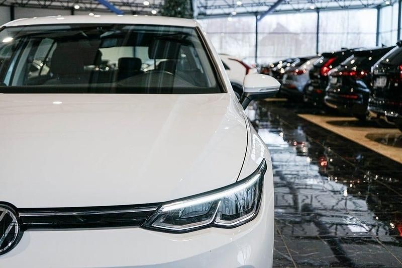 Begagnad VW Golf VIII IQ Drive 110 HK (80 kW) 2021 Vit Halvkombi