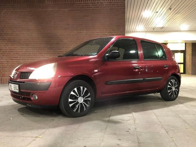 Mörkröd Begagnad 2003 Renault Clio II Halvkombi | 32 000 kr (Marknadspris) - Bild 1/4