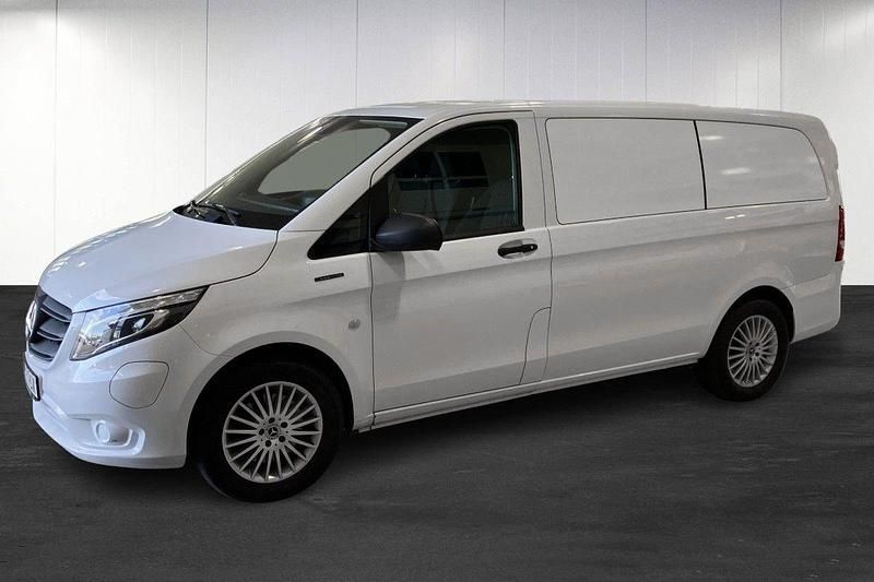 Vit (white) Begagnad 2022 Mercedes e-Vito Van | 343 625 kr - Bild 1/4