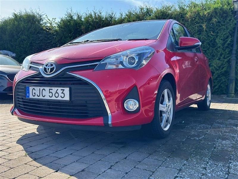 Röd Begagnad 2015 Toyota Yaris Multidrive S Halvkombi | 99 995 kr (Marknadspris) - Bild 1/4