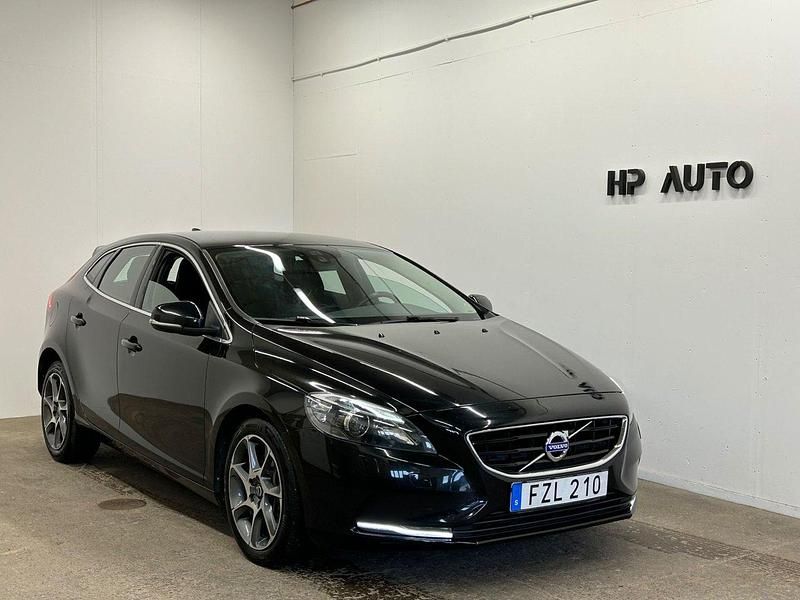 Svart Begagnad 2016 Volvo V40 Momentum Kombi | 188 500 kr (Marknadspris) - Bild 1/4