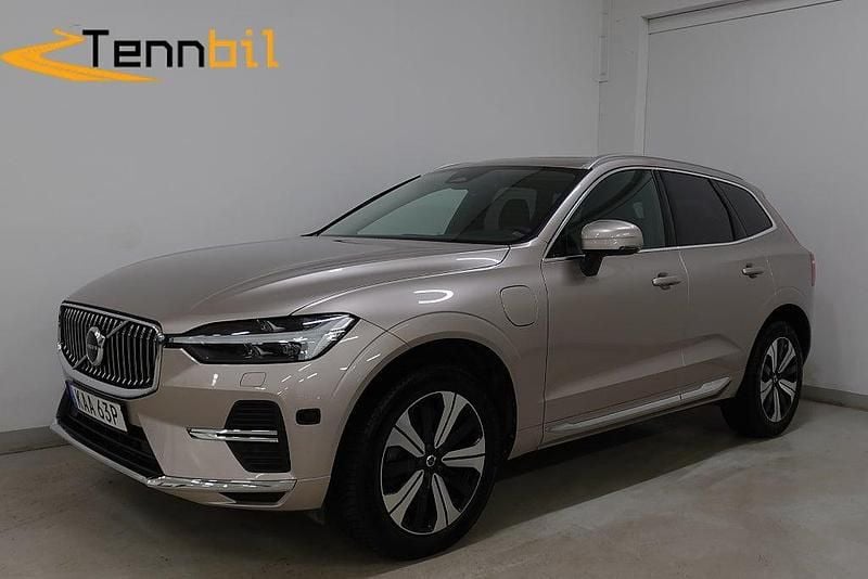 Ljusgrå Begagnad 2022 Volvo XC60 Plus SUV | 469 900 kr (Marknadspris) - Bild 1/4