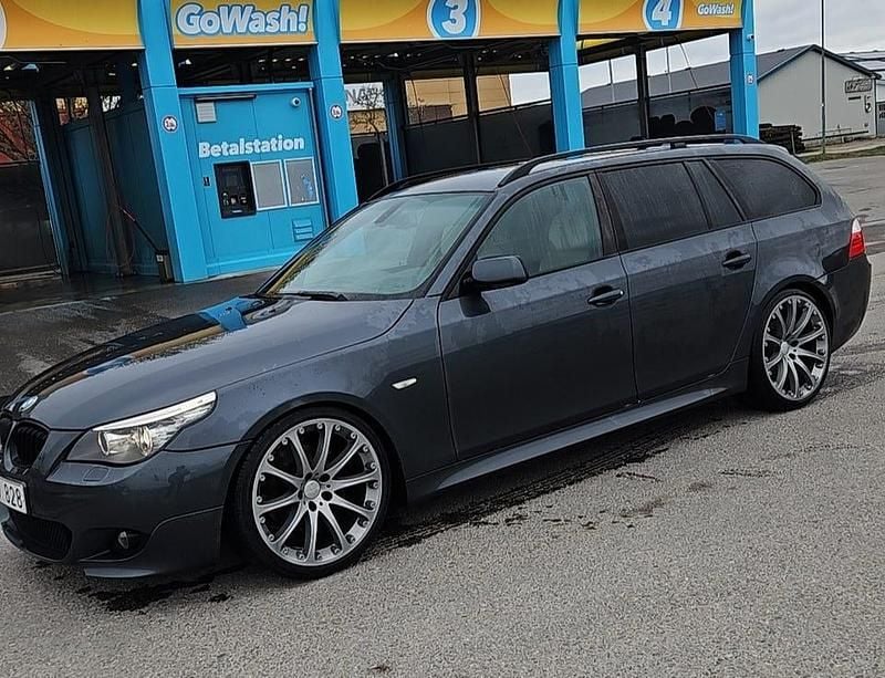 Begagnad BMW 525 197 HK (144 kW) 2009 Platina grå Kombi