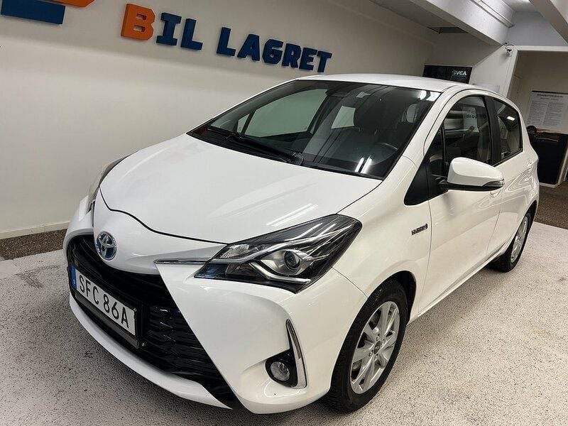 Vit Begagnad 2020 Toyota Yaris Hybrid Active Halvkombi | 119 900 kr (Bra pris) - Bild 1/4