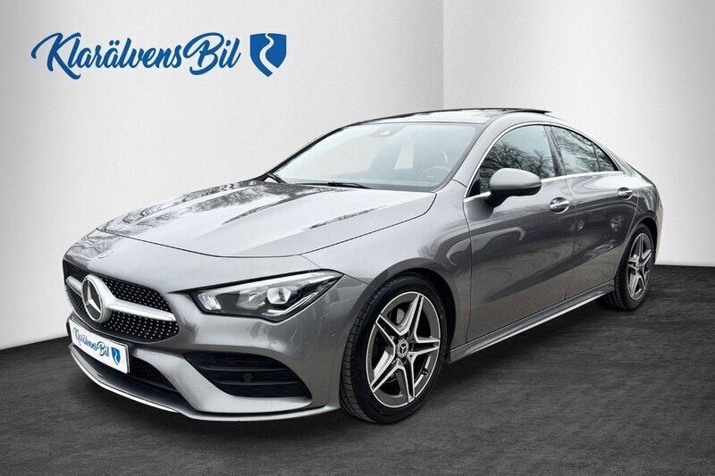 Mörkgrå Begagnad 2019 Mercedes CLA200 AMG Sportkupé | 299 900 kr (Marknadspris) - Bild 1/4
