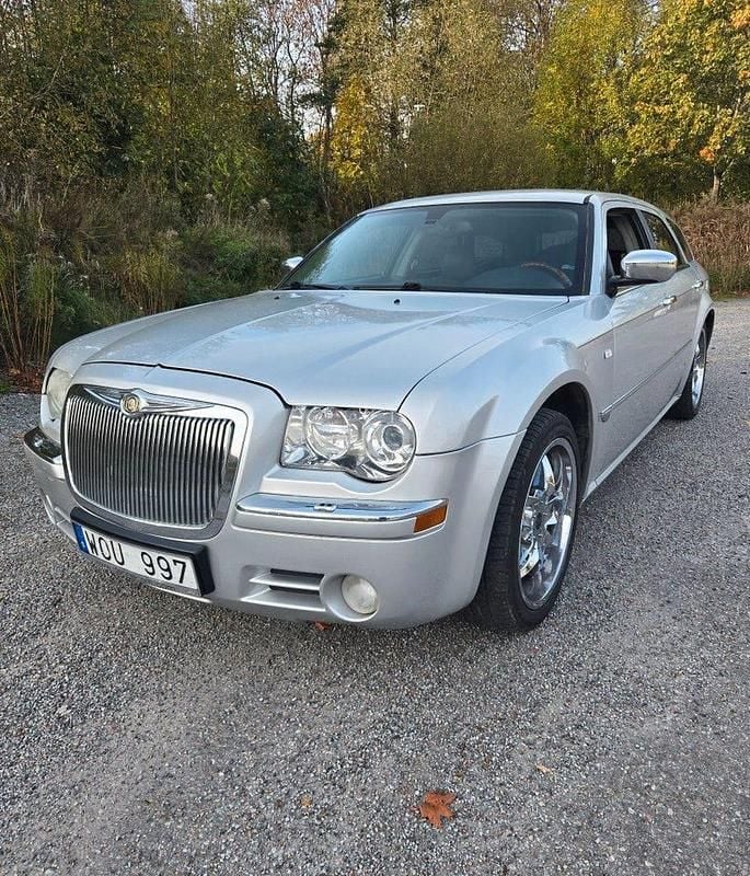 Silver (silvermetalic ) Begagnad 2005 Chrysler 300C Touring Kombi | 56 900 kr (Marknadspris) - Bild 1/4
