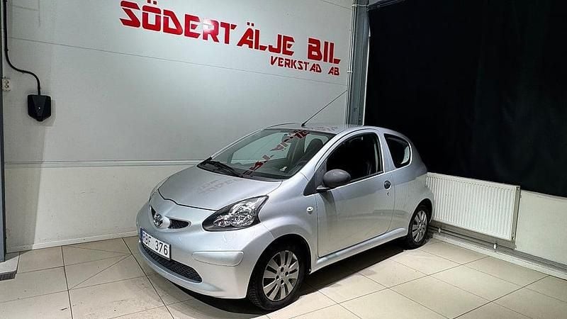 Silver Begagnad 2011 Toyota Aygo Halvkombi | 34 900 kr (Superpris) - Bild 1/4