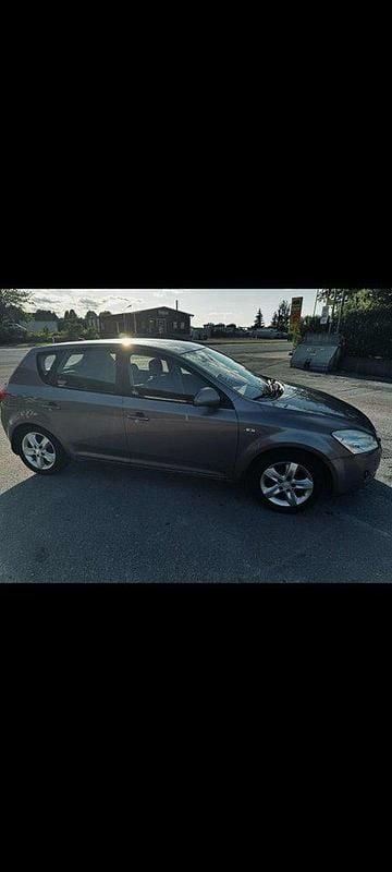 Grå Begagnad 2007 Kia Ceed EX Halvkombi | 24 000 kr (Bra pris) - Bild 1/4