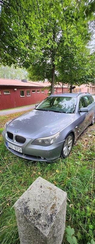 Grå Begagnad 2007 BMW 523 Kombi | 21 000 kr - Bild 1/4