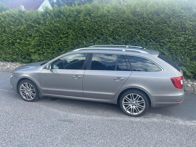 Brun Begagnad 2012 Skoda Superb Elegance Kombi | 69 000 kr (Marknadspris) - Bild 1/4