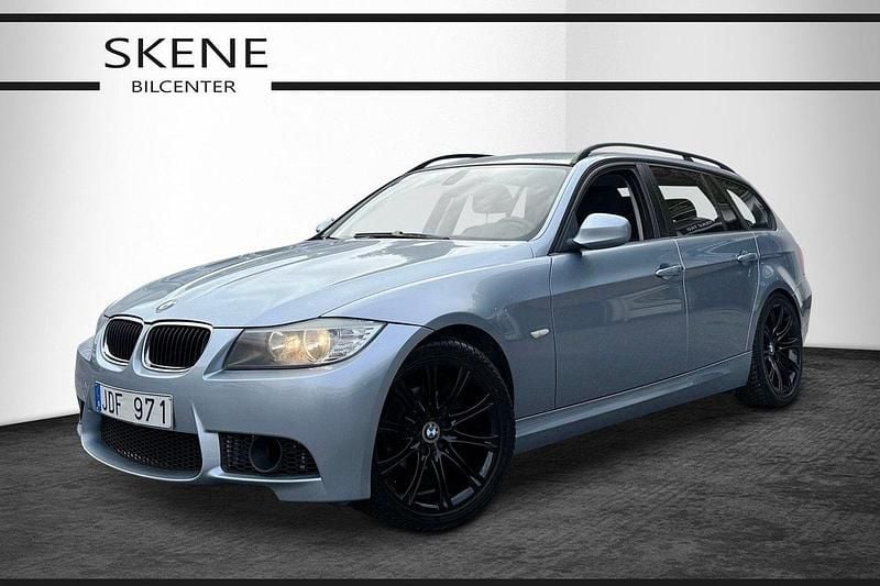 Ljusblå Begagnad 2008 BMW 318 Comfort Edition Kombi | 49 500 kr (Marknadspris) - Bild 1/4