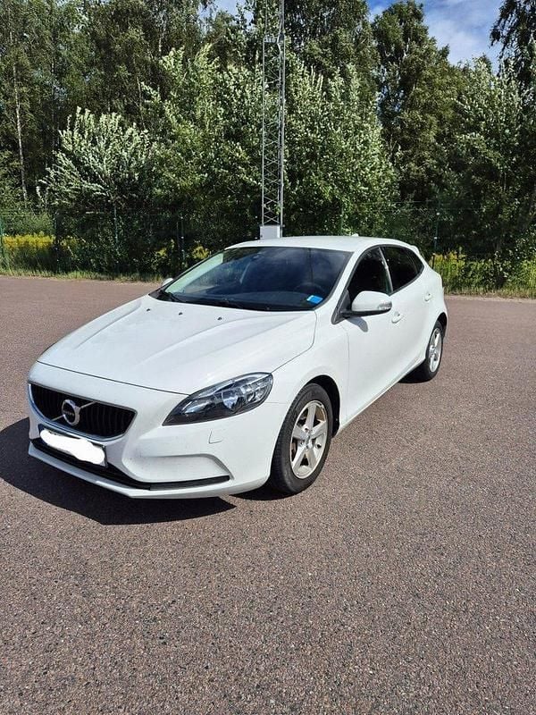 Vit Begagnad 2018 Volvo V40 Kinetic Kombi | 167 000 kr (Marknadspris) - Bild 1/4