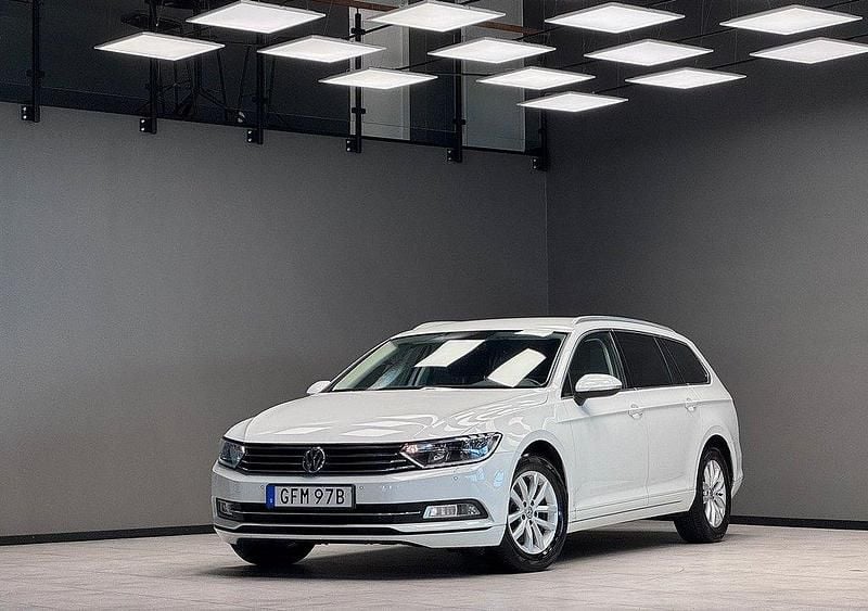 Vit Begagnad 2019 VW Passat Kombi | 229 900 kr (Marknadspris) - Bild 1/4