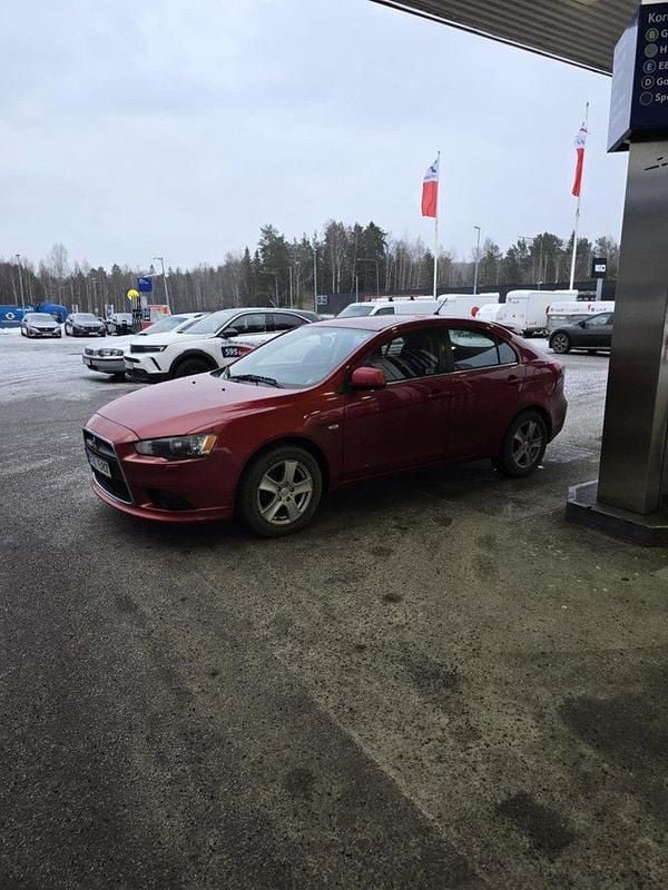 Röd Begagnad 2009 Mitsubishi Lancer Sportback Inform Halvkombi | 22 505 kr (Marknadspris) - Bild 1/4