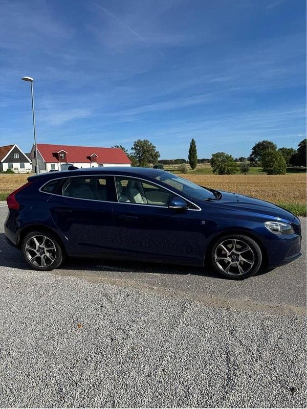 Blå Begagnad 2016 Volvo V40 Momentum Kombi | 115 000 kr (Marknadspris) - Bild 1/4