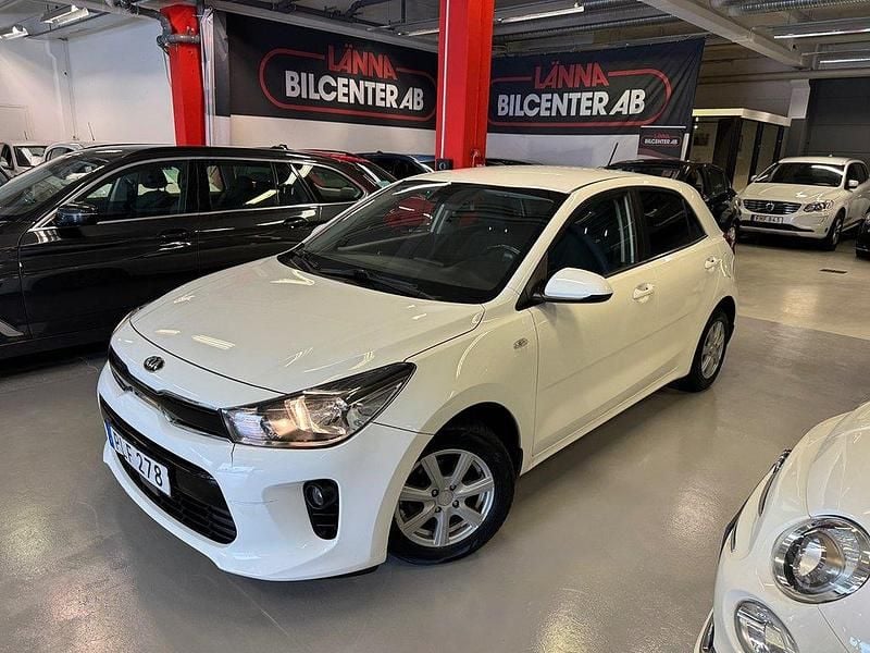 Vit Begagnad 2017 Kia Rio Halvkombi | 144 700 kr (Marknadspris) - Bild 1/4