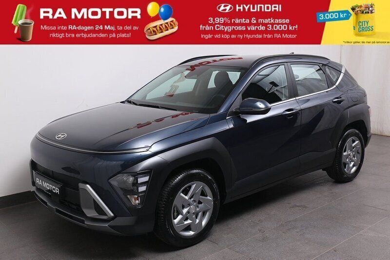 Blå (meta blå) Begagnad 2023 Hyundai Kona Essential SUV | 337 900 kr (Marknadspris) - Bild 1/4