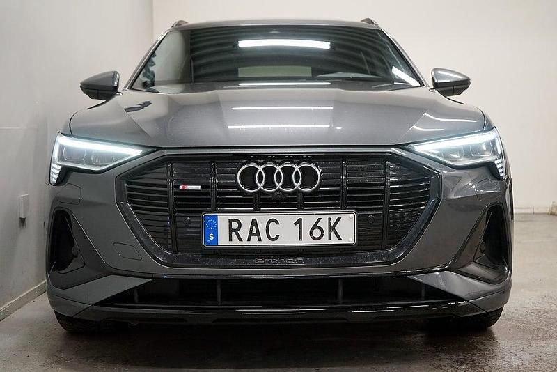 Begagnad Audi e-tron S-Line 300 kW (408 HK) 2022 Grå SUV