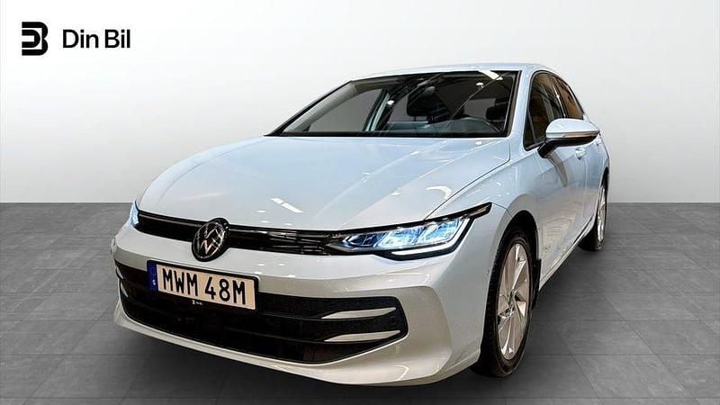 Begagnad VW Golf VIII Life 150 HK (110 kW) 2024 Crystal ice blue metallic Halvkombi