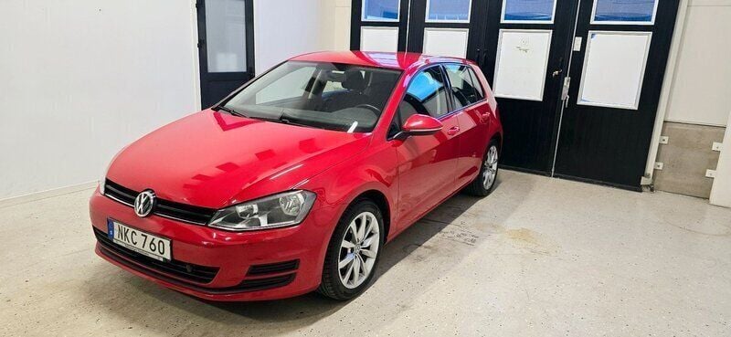Röd Begagnad 2014 VW Golf VII Halvkombi | 89 900 kr (Marknadspris) - Bild 1/4