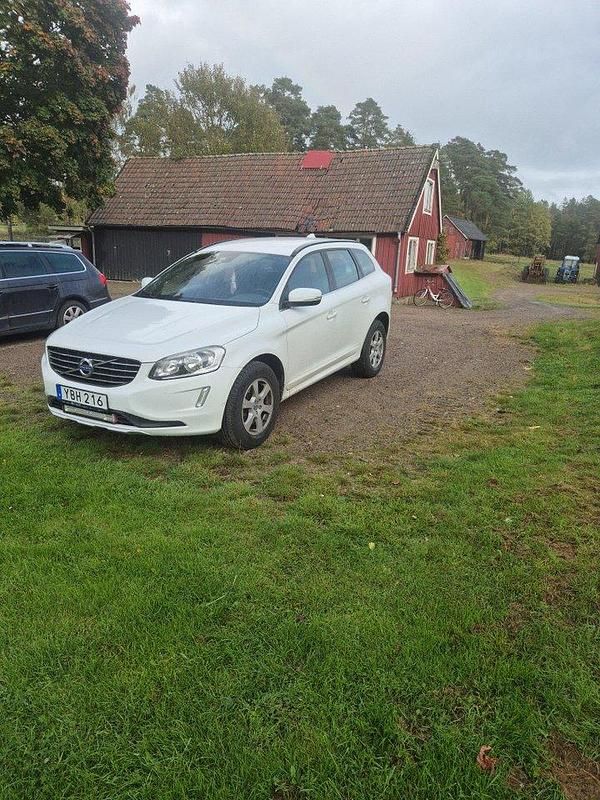 Vit Begagnad 2015 Volvo XC60 Momentum SUV | 130 000 kr (Bra pris) - Bild 1/1