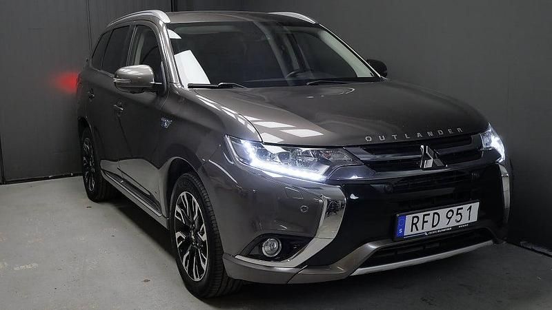 Begagnad Mitsubishi Outlander P-HEV 121 HK (88 kW) 2016 Brun SUV