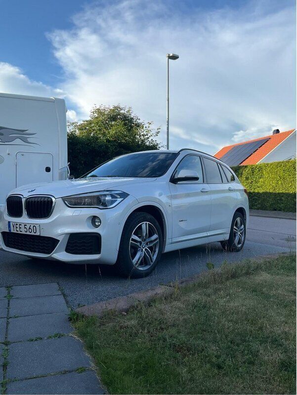 Vit Begagnad 2016 BMW X1 M Sport SUV | 190 000 kr (Marknadspris) - Bild 1/4