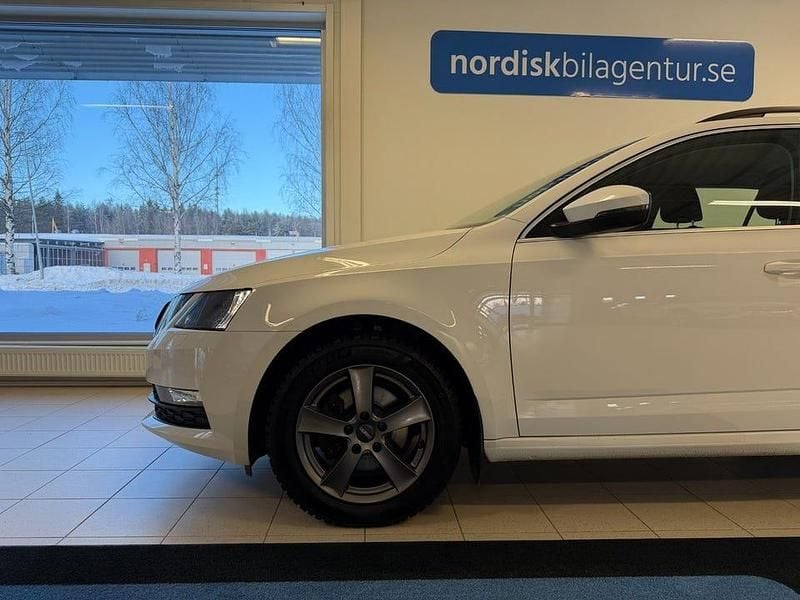 Begagnad Skoda Octavia Ambition 150 HK (110 kW) 2019 Vit Kombi