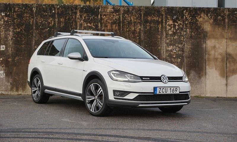 Vit Begagnad 2017 VW Golf Alltrack Kombi | 159 000 kr (Marknadspris) - Bild 1/4