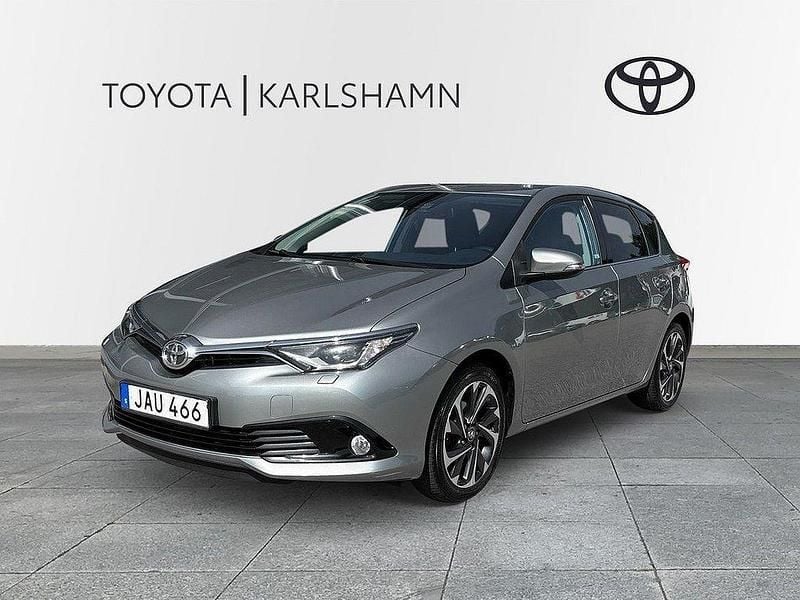 Ljusgrå Begagnad 2015 Toyota Auris Active Halvkombi | 129 000 kr (Marknadspris) - Bild 1/4