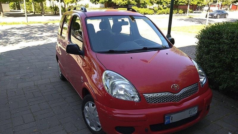 Röd Begagnad 2005 Toyota Yaris Verso Minibuss | 29 900 kr (Marknadspris) - Bild 1/4