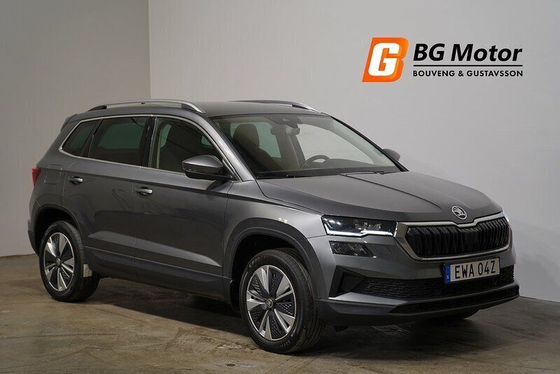 Grå Begagnad 2022 Skoda Karoq SUV | 239 900 kr (Marknadspris) - Bild 1/3