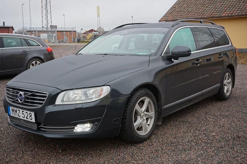 Grå Begagnad 2015 Volvo V70 Momentum Kombi | 99 900 kr (Marknadspris) - Bild 1/4