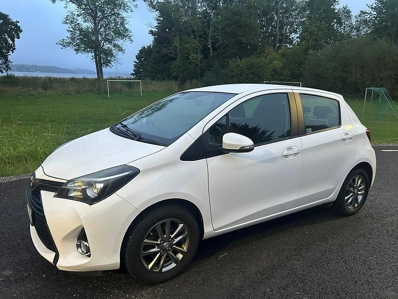 Vit Begagnad 2014 Toyota Yaris Active Halvkombi | 94 000 kr (Bra pris) - Bild 1/4