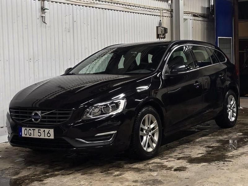 Svart Begagnad 2016 Volvo V60 Momentum Kombi | 129 999 kr (Bra pris) - Bild 1/4