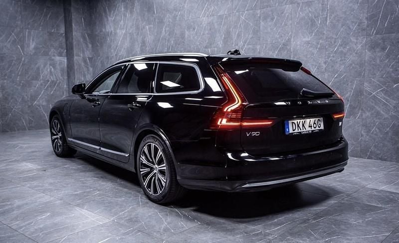 Svart Begagnad 2022 Volvo V90 Kombi | 299 000 kr (Marknadspris) - Bild 1/4