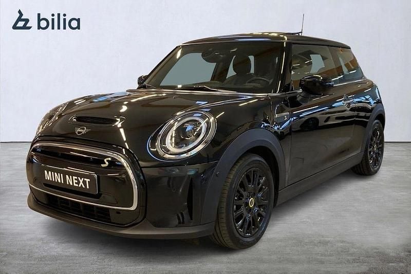 Svart Begagnad 2023 Mini Cooper SE Comfort Halvkombi | 239 000 kr (Marknadspris) - Bild 1/4