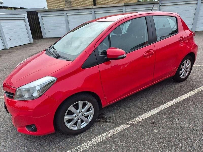 Röd Begagnad 2013 Toyota Yaris Active Halvkombi | 69 000 kr (Marknadspris) - Bild 1/4