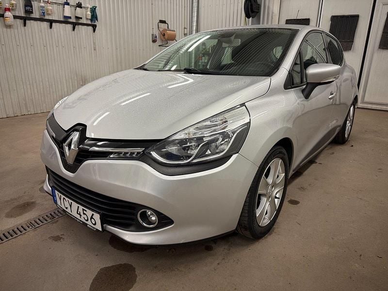 Silver Begagnad 2016 Renault Clio IV Halvkombi | 79 500 kr (Marknadspris) - Bild 1/4