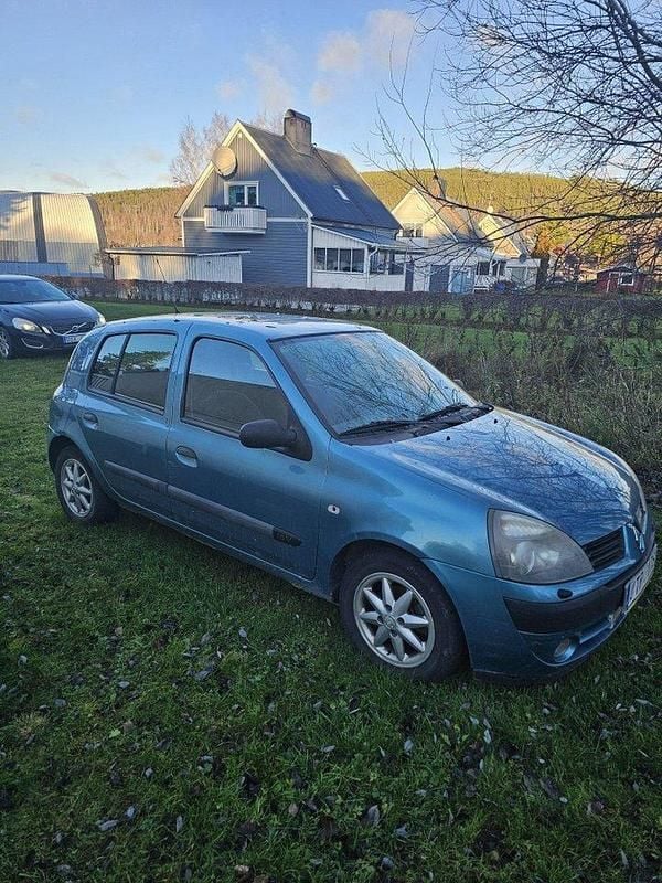 Blå Begagnad 2004 Renault Clio II Expression Halvkombi | 10 000 kr (Superpris) - Bild 1/2