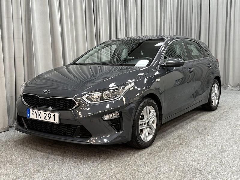 Grå (dark penta metallic) Begagnad 2018 Kia Ceed Halvkombi | 134 900 kr (Marknadspris) - Bild 1/4