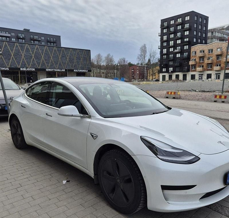 Vit Begagnad 2020 Tesla Model 3 Standard Range Plus Sedan | 239 000 kr (Marknadspris) - Bild 1/4