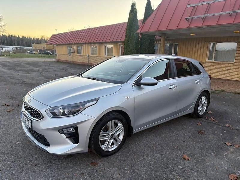 Grå Begagnad 2019 Kia Ceed Halvkombi | 139 900 kr (Bra pris) - Bild 1/4