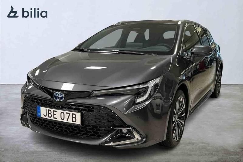 Mörkgrå Begagnad 2024 Toyota Corolla Style Kombi | 339 900 kr (Marknadspris) - Bild 1/1