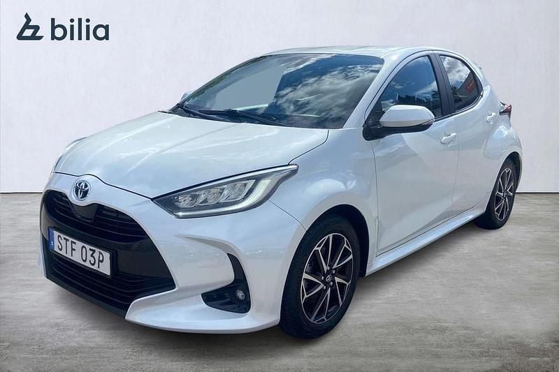 Vit Begagnad 2022 Toyota Yaris Hybrid Active Halvkombi | 229 900 kr (Lite dyr) - Bild 1/4