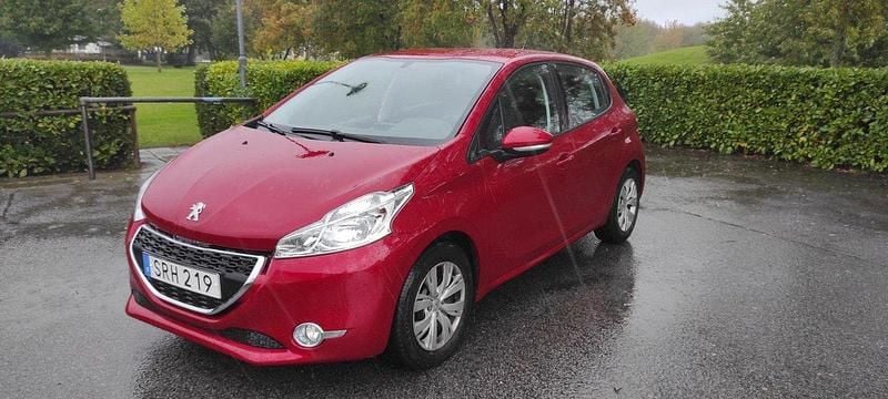 Röd Begagnad 2015 Peugeot 208 Halvkombi | 80 000 kr (Marknadspris) - Bild 1/4