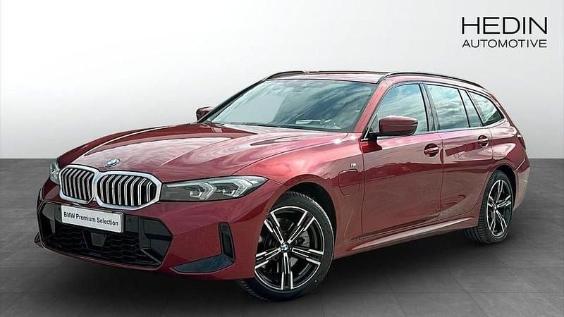 Röd Begagnad 2025 BMW 330 M Sport Kombi | 498 700 kr - Bild 1/4